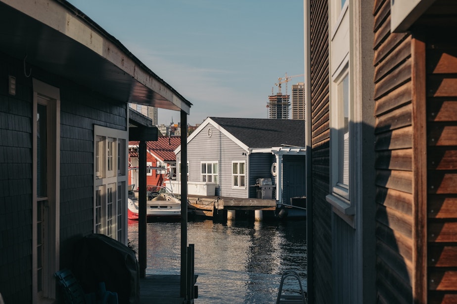 caption: Floating homes hover above the water off Shelby dock on Portage Bay, September 7, 2021. There is currently a cap of 560 floating homes and 215 houseboats allowed in Seattle.