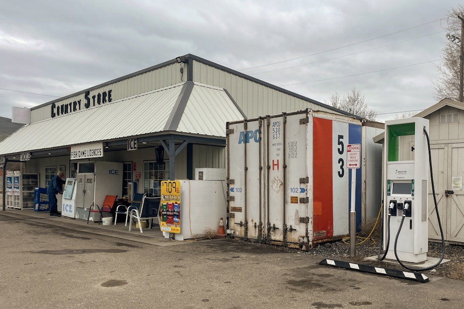 caption: Charging station at the T&T Country Store in Huntington, Oregon, April 2023.